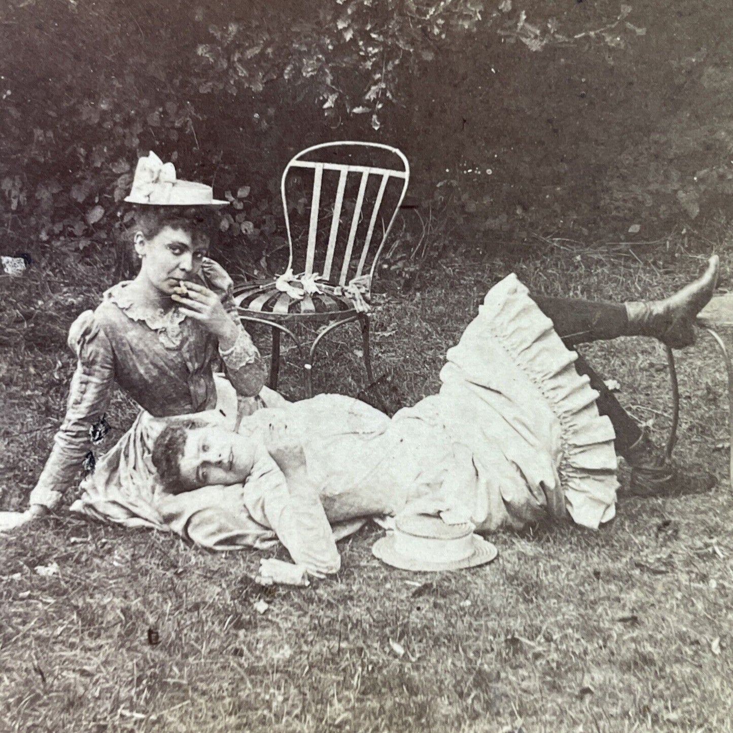 Antique 1880s Women In Paris Cuddle In Public Park Stereoview Photo Card P3351