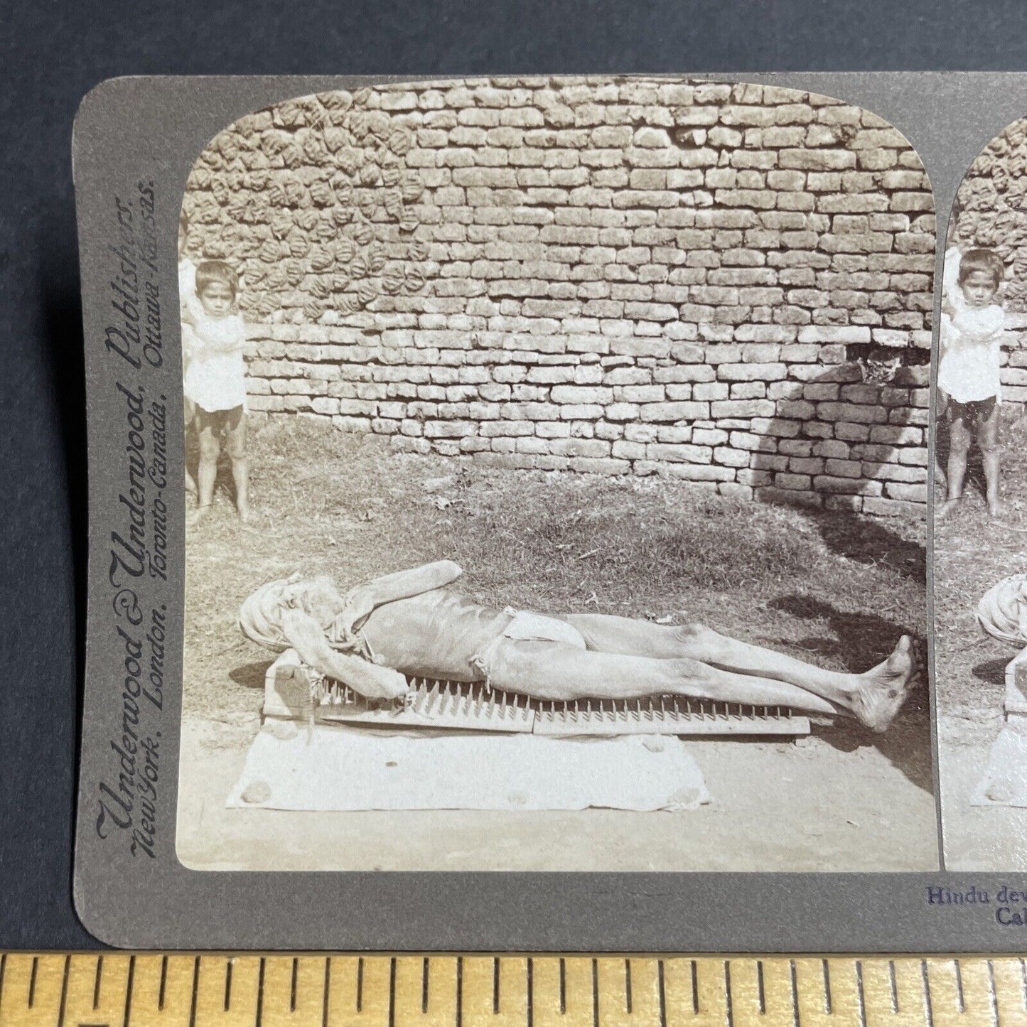 Antique 1903 Hindu Man Lies On A Bed Of Nails Stereoview Photo Card P5647
