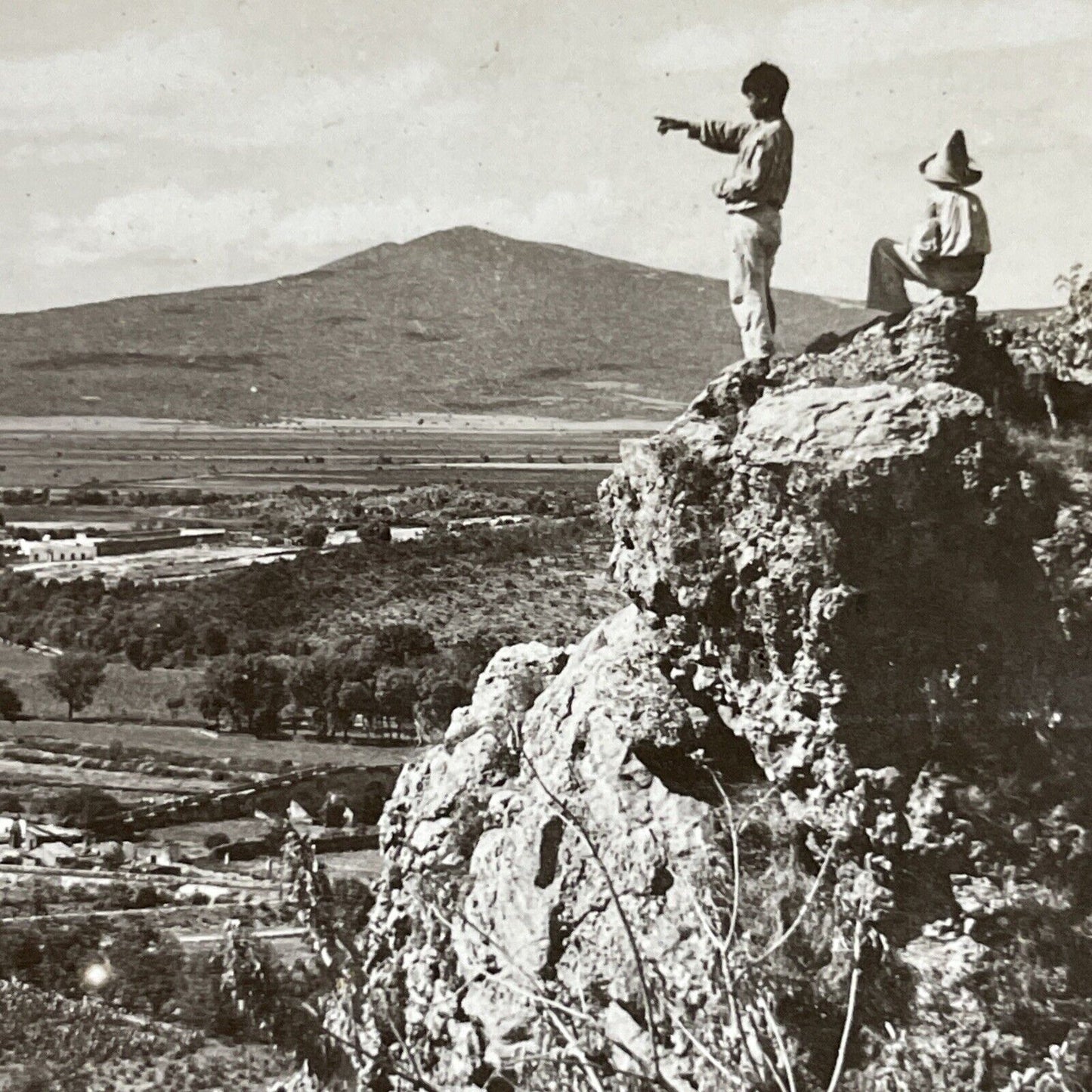 Antique 1900 Boys Stand On Edge Of Cliff In Mexico Stereoview Photo Card P4437