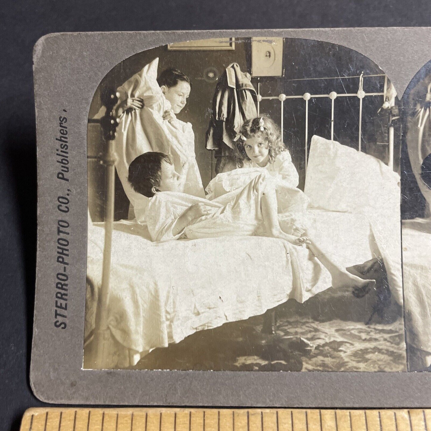 Antique 1901 Children Have A Pillow Fight In Bed Stereoview Photo Card P4724