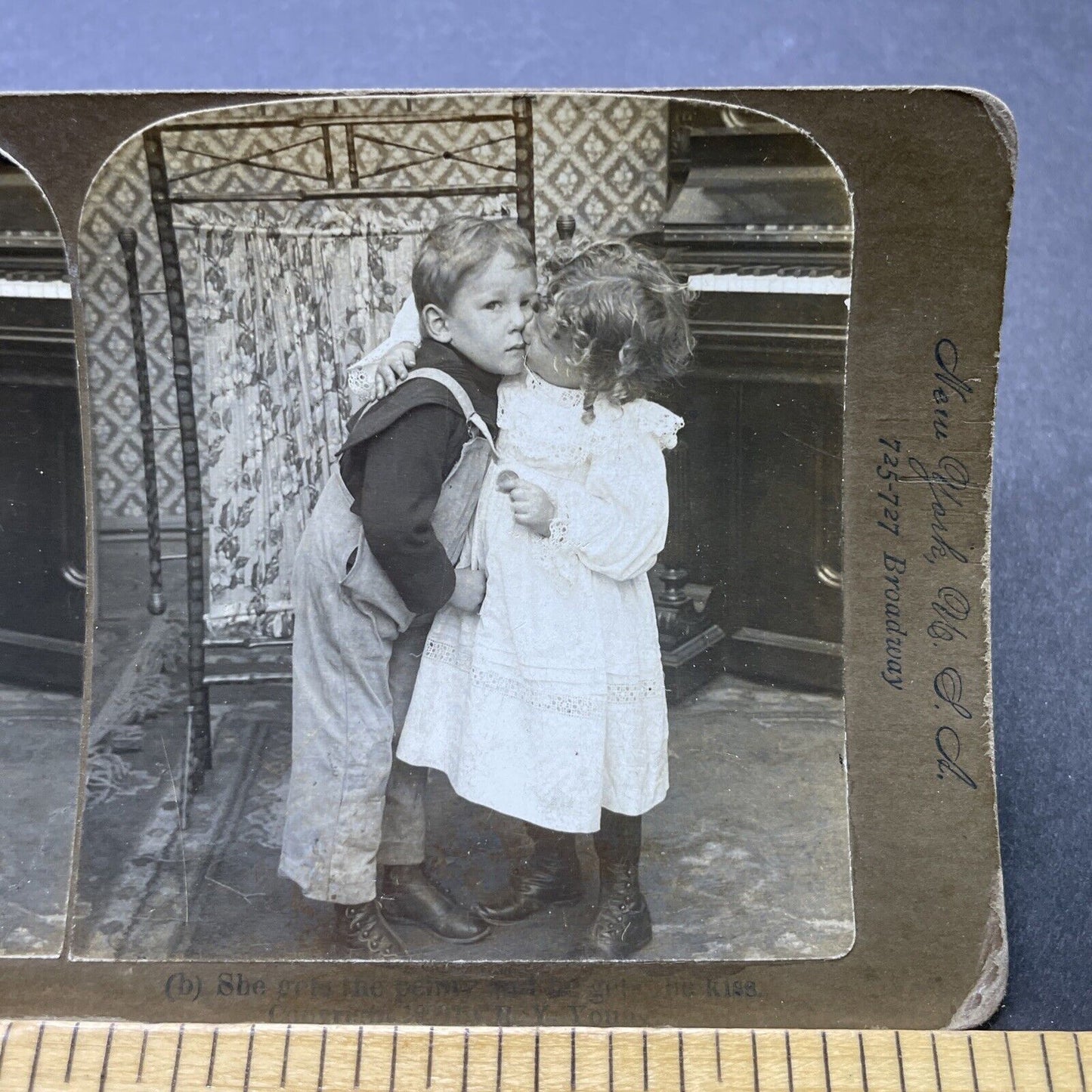 Antique 1901 Children Getting Along In Parlor Stereoview Photo Card P2486