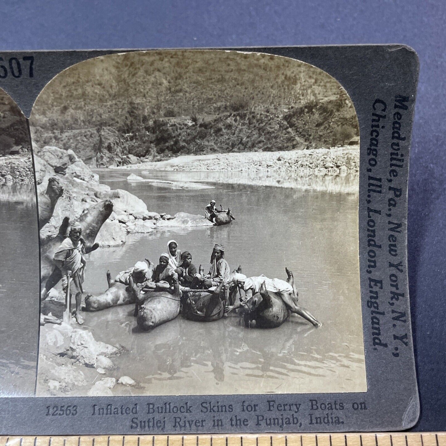 Antique 1909 Using Dead Cattle As Boats In India Stereoview Photo Card V3315