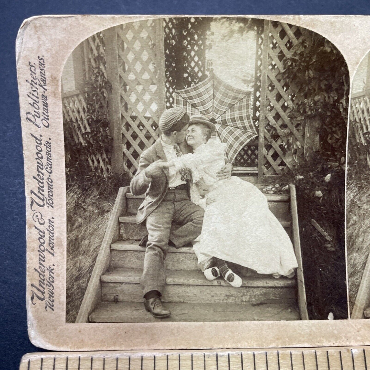 Antique 1898 Victorian Couple Kissing & Joking Stereoview Photo Card P3480