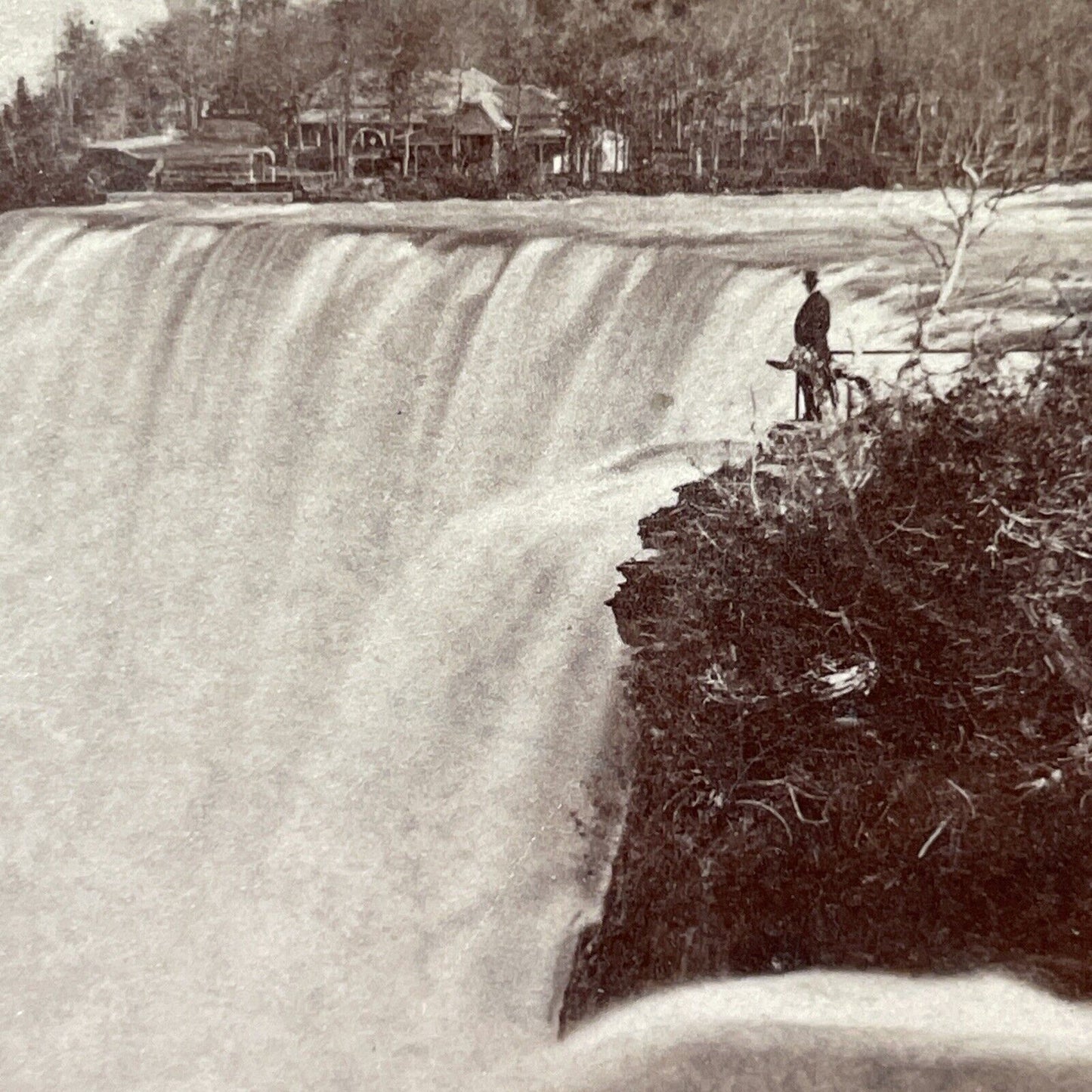 Antique 1860s Daredevil Standing Edge Niagara Falls Stereoview Photo Card V1855