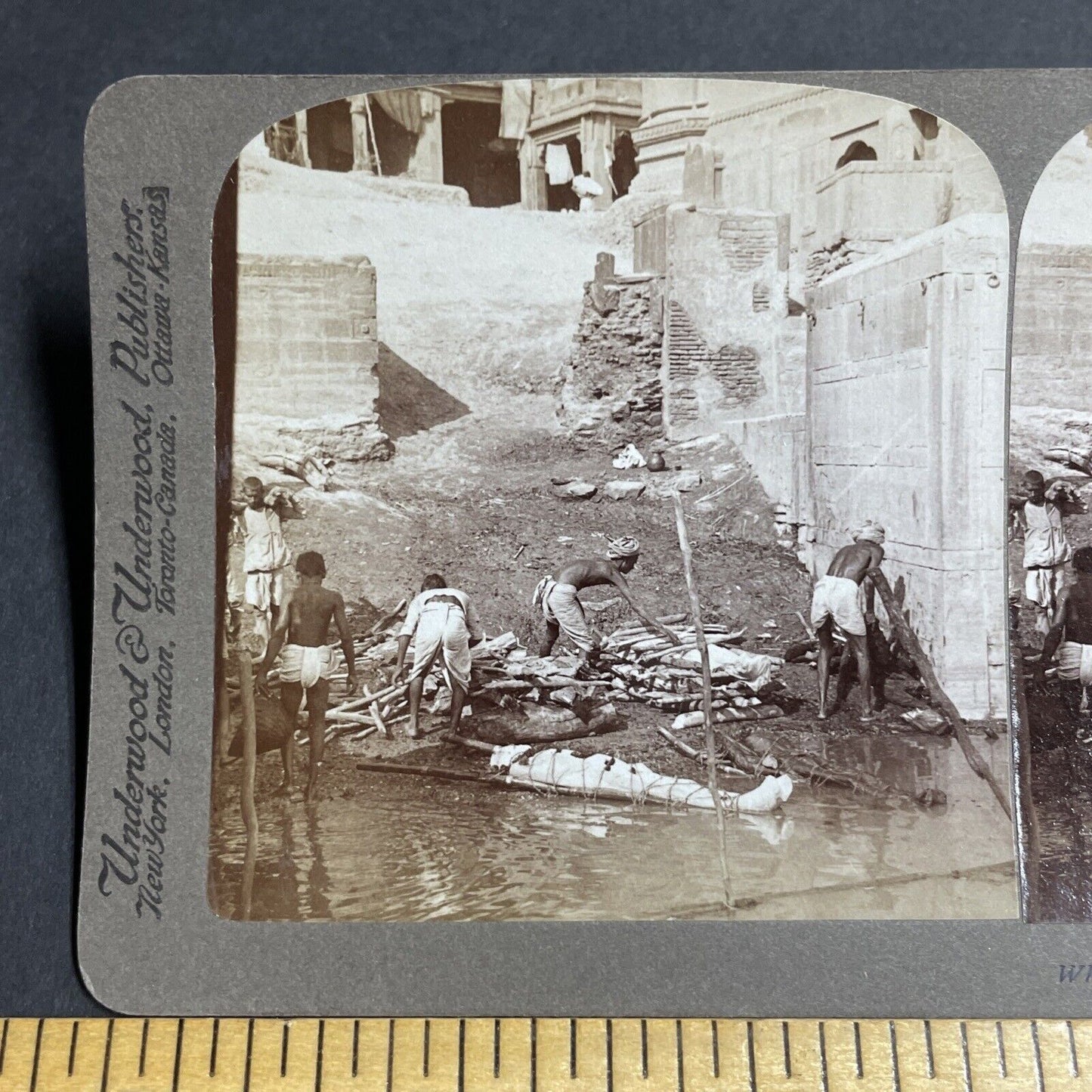 Antique 1903 Hindu Men Washing Dead Bodies In River Stereoview Photo Card P5642