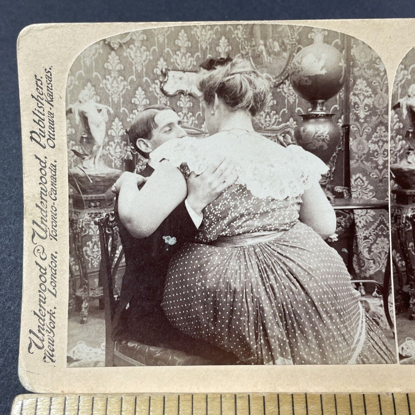 Antique 1901 Larger Woman & Small Man Kissing Stereoview Photo Card V3201