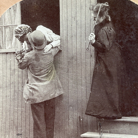 Antique 1890s Woman Beats Man For Kissing Daughter Stereoview Photo Card P3427