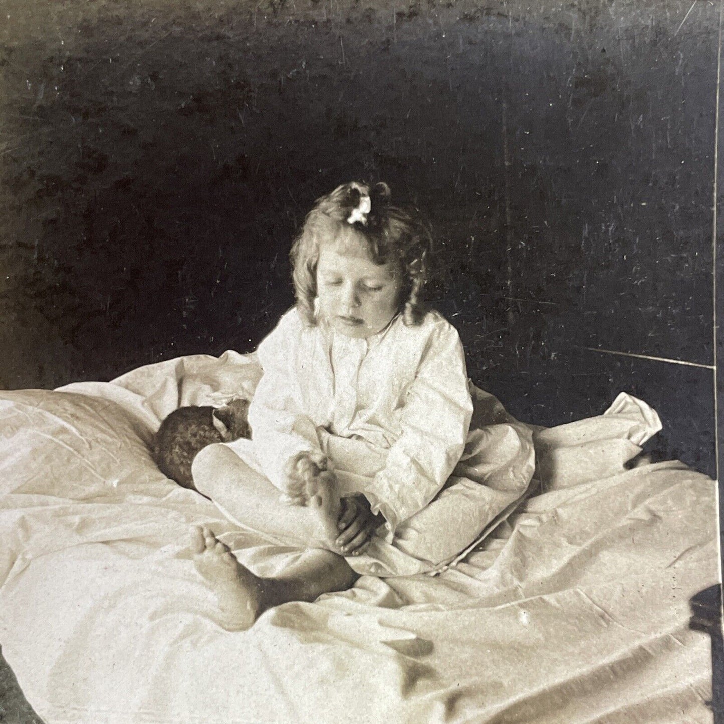 Child Counts Her Toes with Kitten Cat Stereoview Antique c1920s Y1358