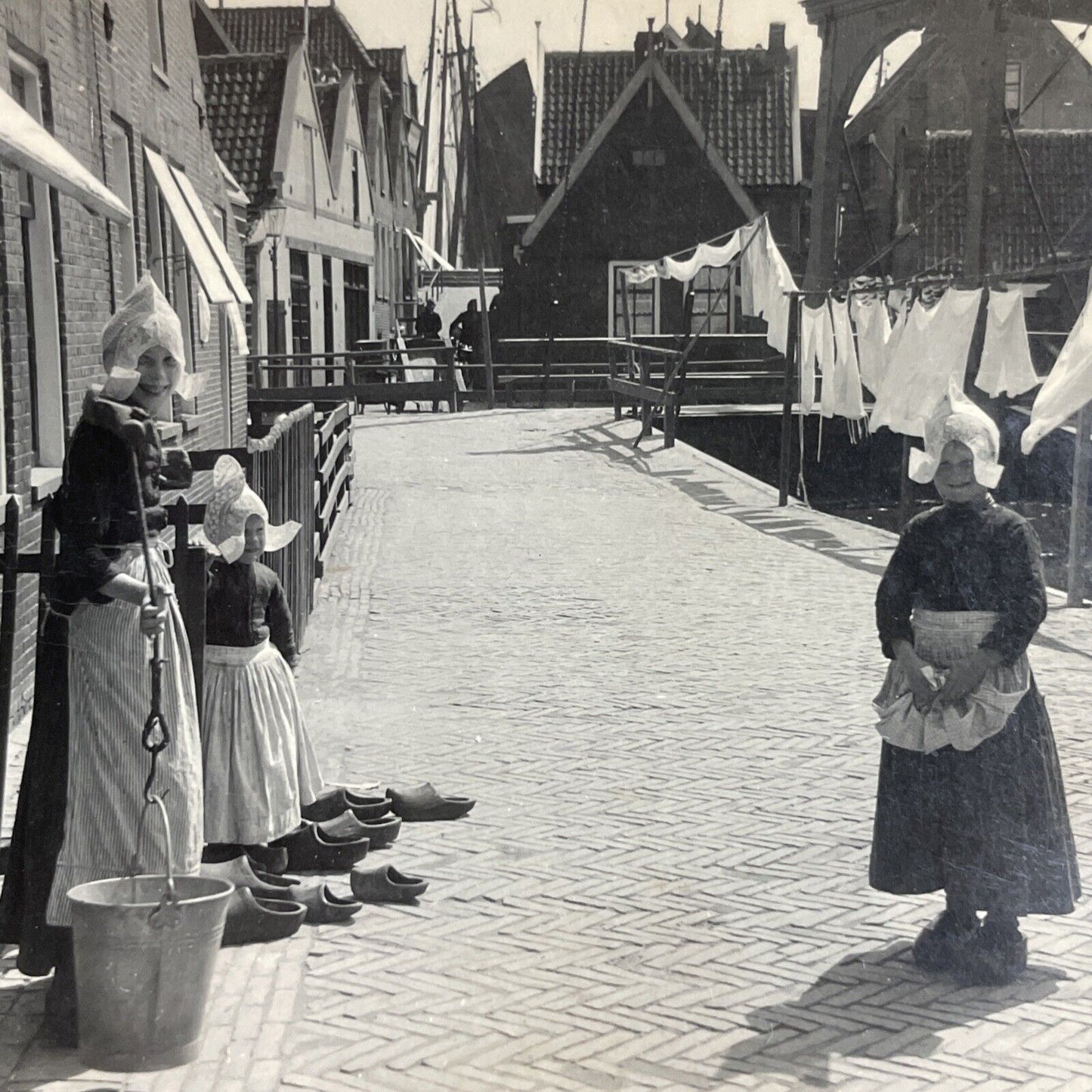 Antique 1930s Traditional Dutch Girls Volendam NL Stereoview Photo Card P4934