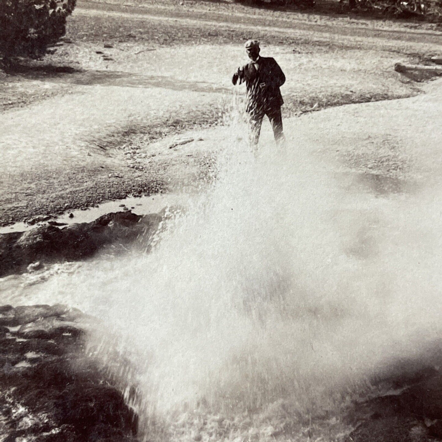 Antique 1904 Geyser Spews At Man Yellowstone Stereoview Photo Card V3202