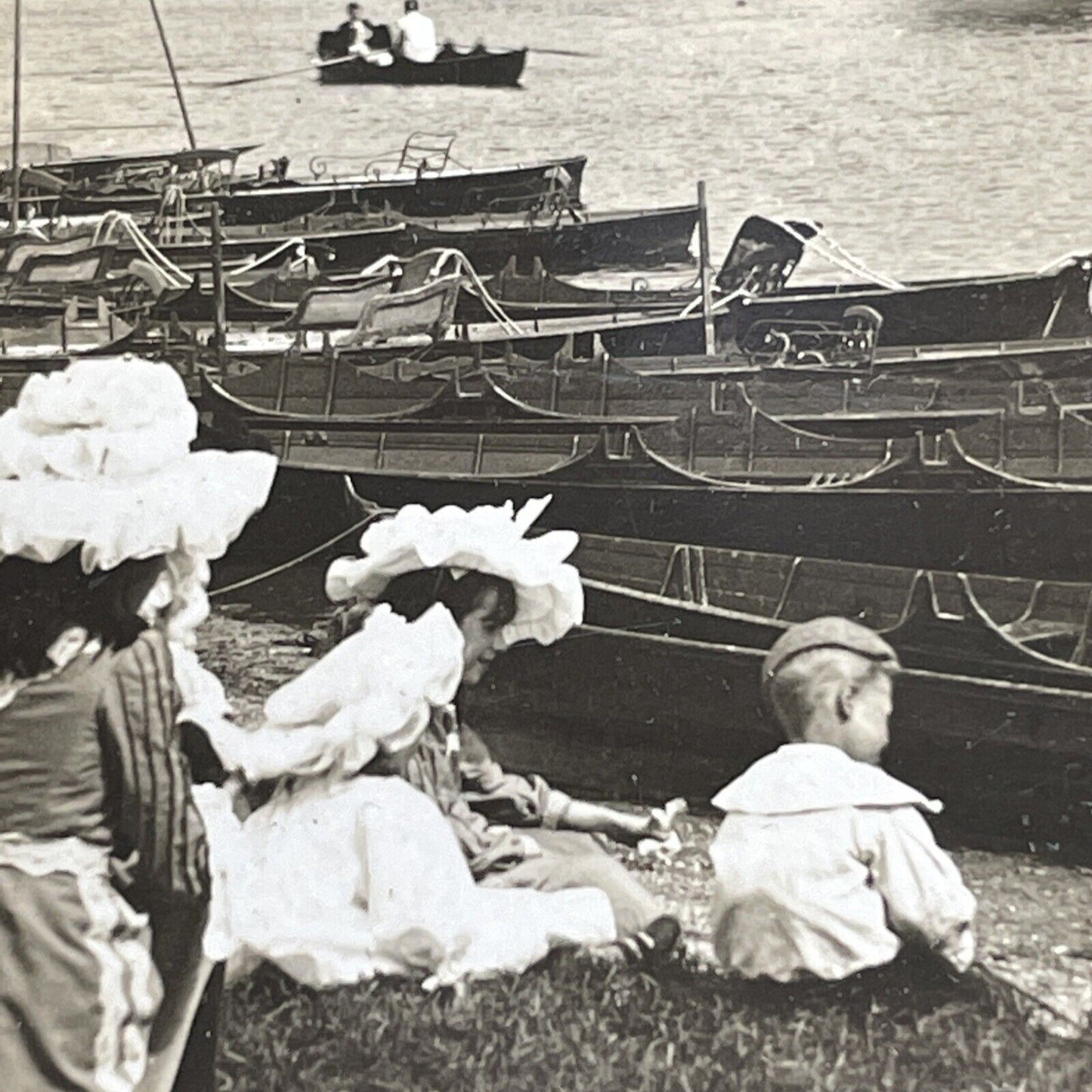 Antique 1899 Wealthy Family On Thames River England Stereoview Photo Card P972