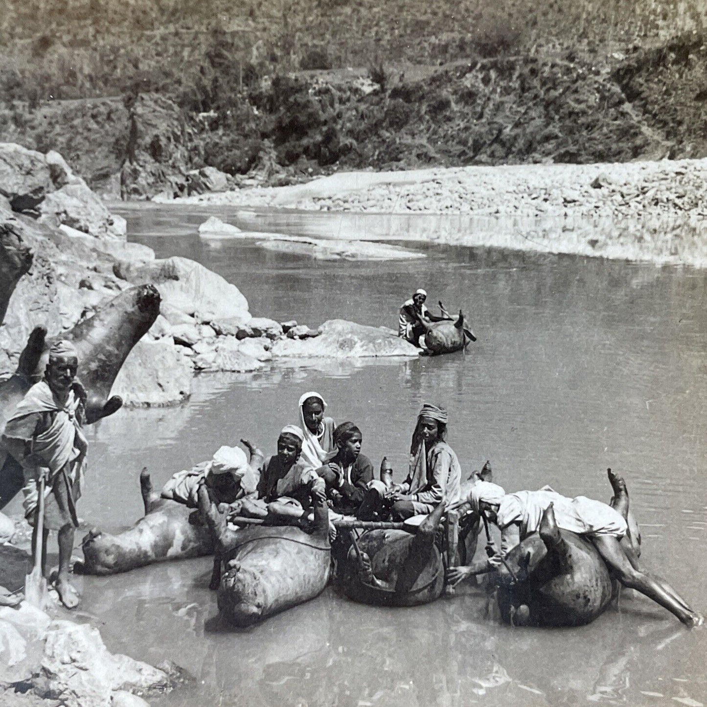 Antique 1909 Using Dead Cattle As Boats In India Stereoview Photo Card V3315