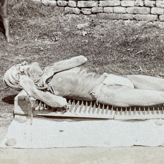Antique 1903 Hindu Man Lies On A Bed Of Nails Stereoview Photo Card P5647