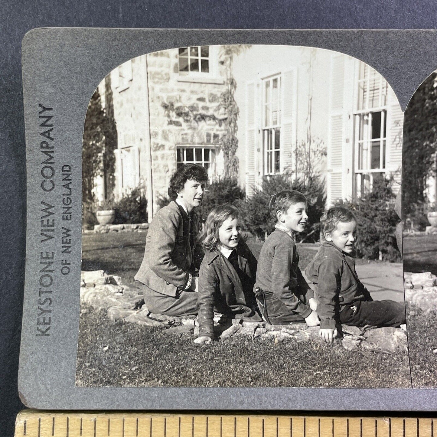 M Workman Family Photo Norwalk Connecticut Stereoview Antique c1933 Y002 DAMAGED