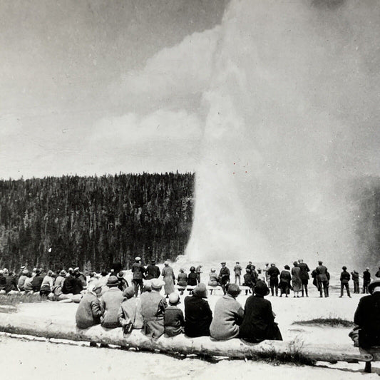 Antique 1920s Old Faithful Geyser Sprays Tourists Stereoview Photo Card V2802