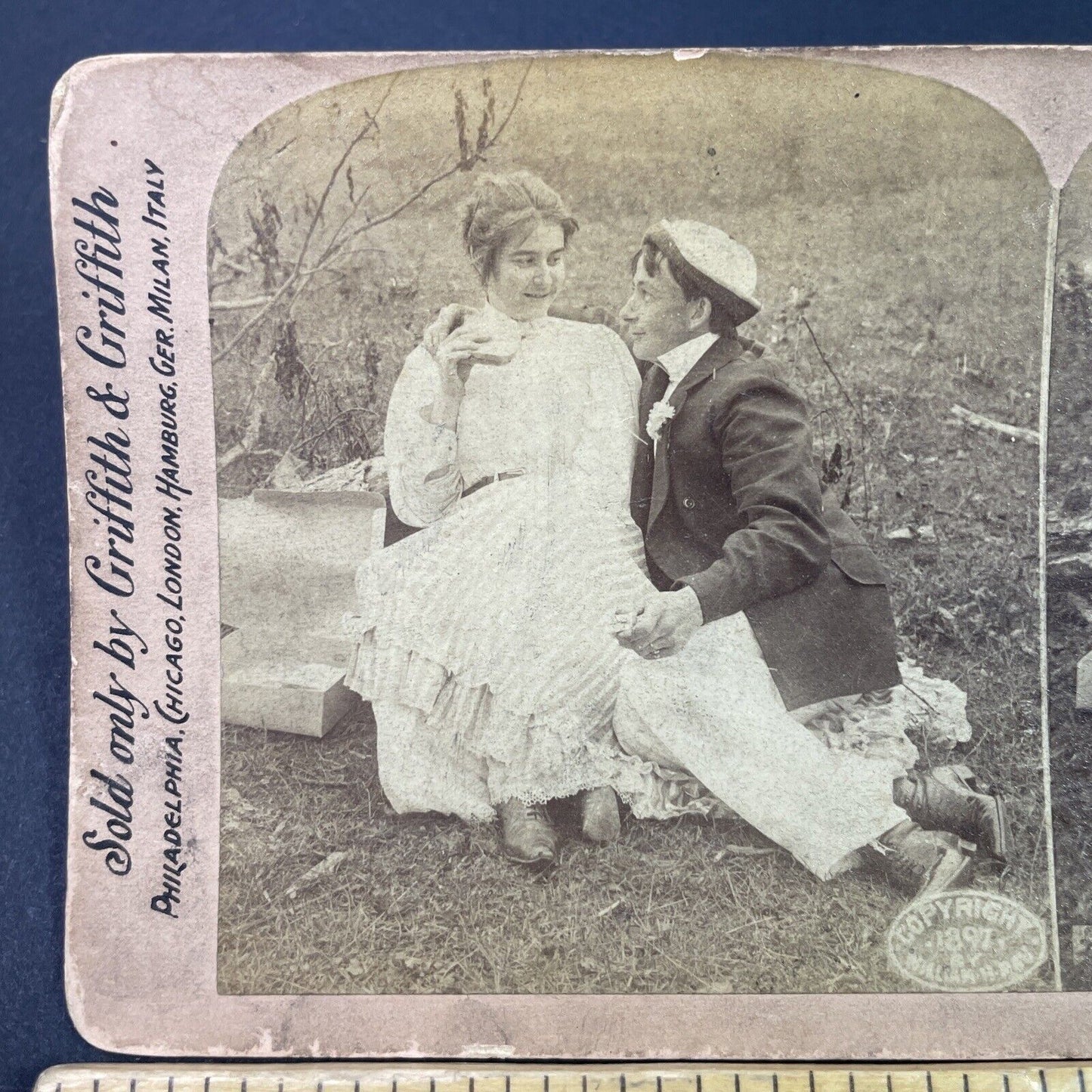 Antique 1897 Man And Woman Have Picnic Sandwiches Stereoview Photo Card P3337