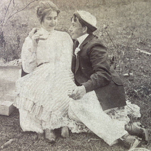 Antique 1897 Man And Woman Have Picnic Sandwiches Stereoview Photo Card P3337