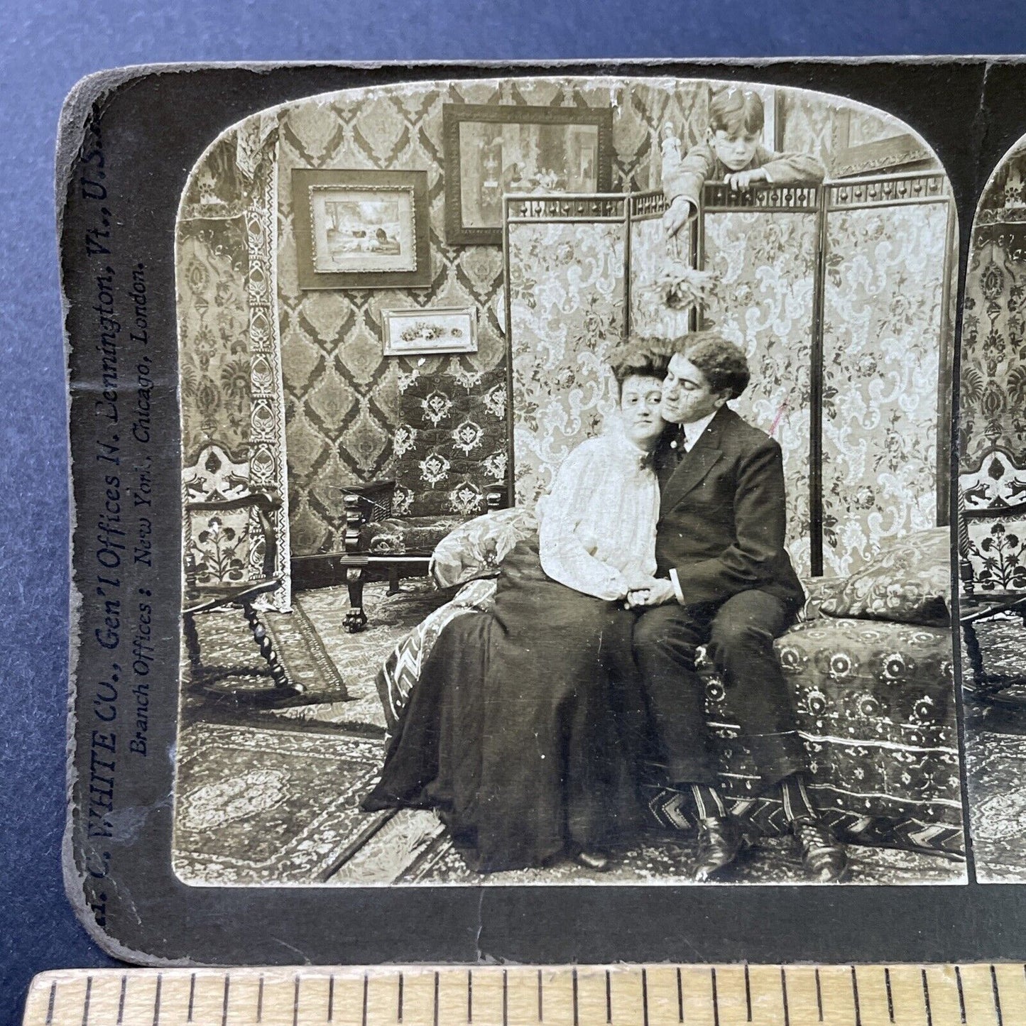 Antique 1903 Young Lovers Cuddle On Couch Stereoview Photo Card P2890