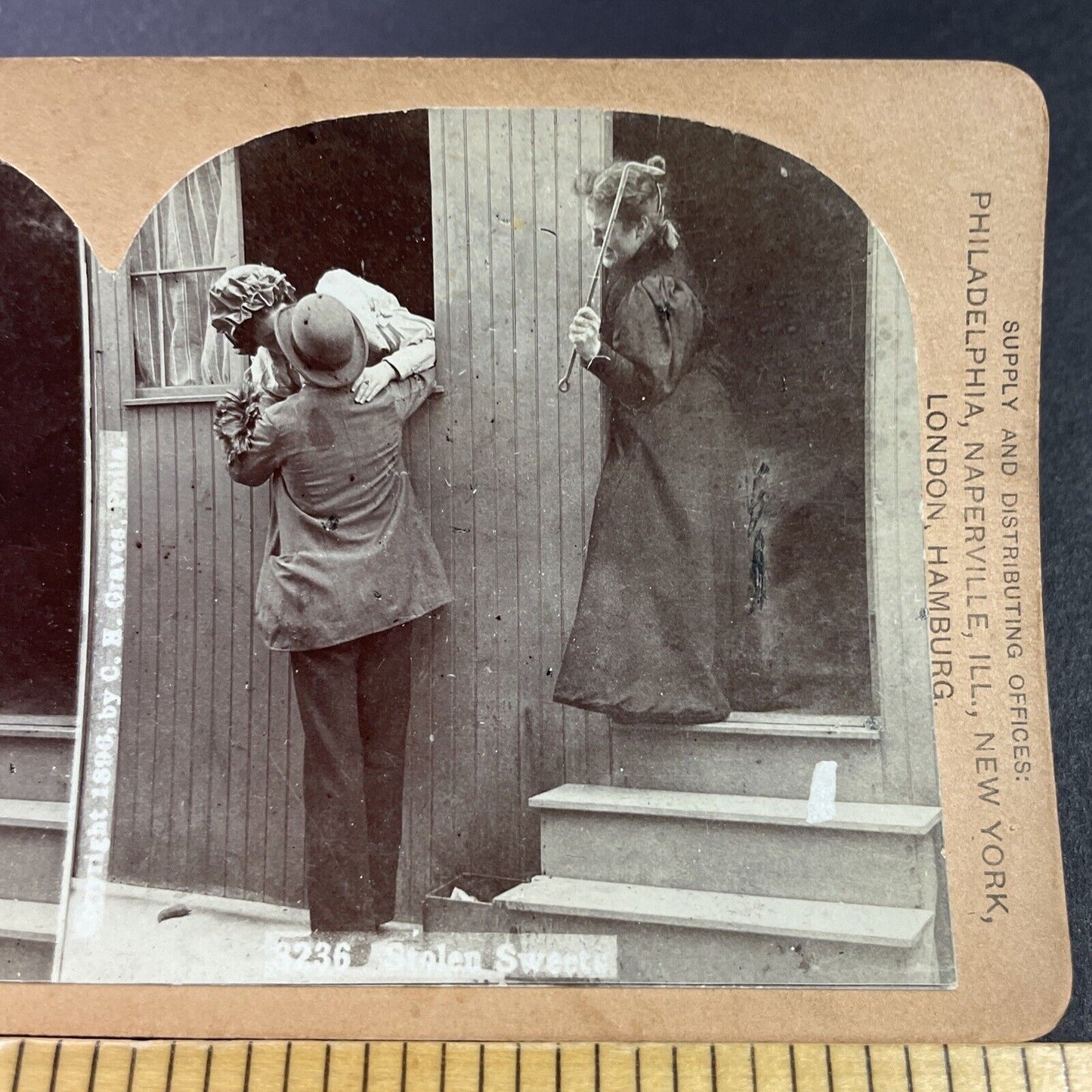 Antique 1890s Woman Beats Man For Kissing Daughter Stereoview Photo Card P3427