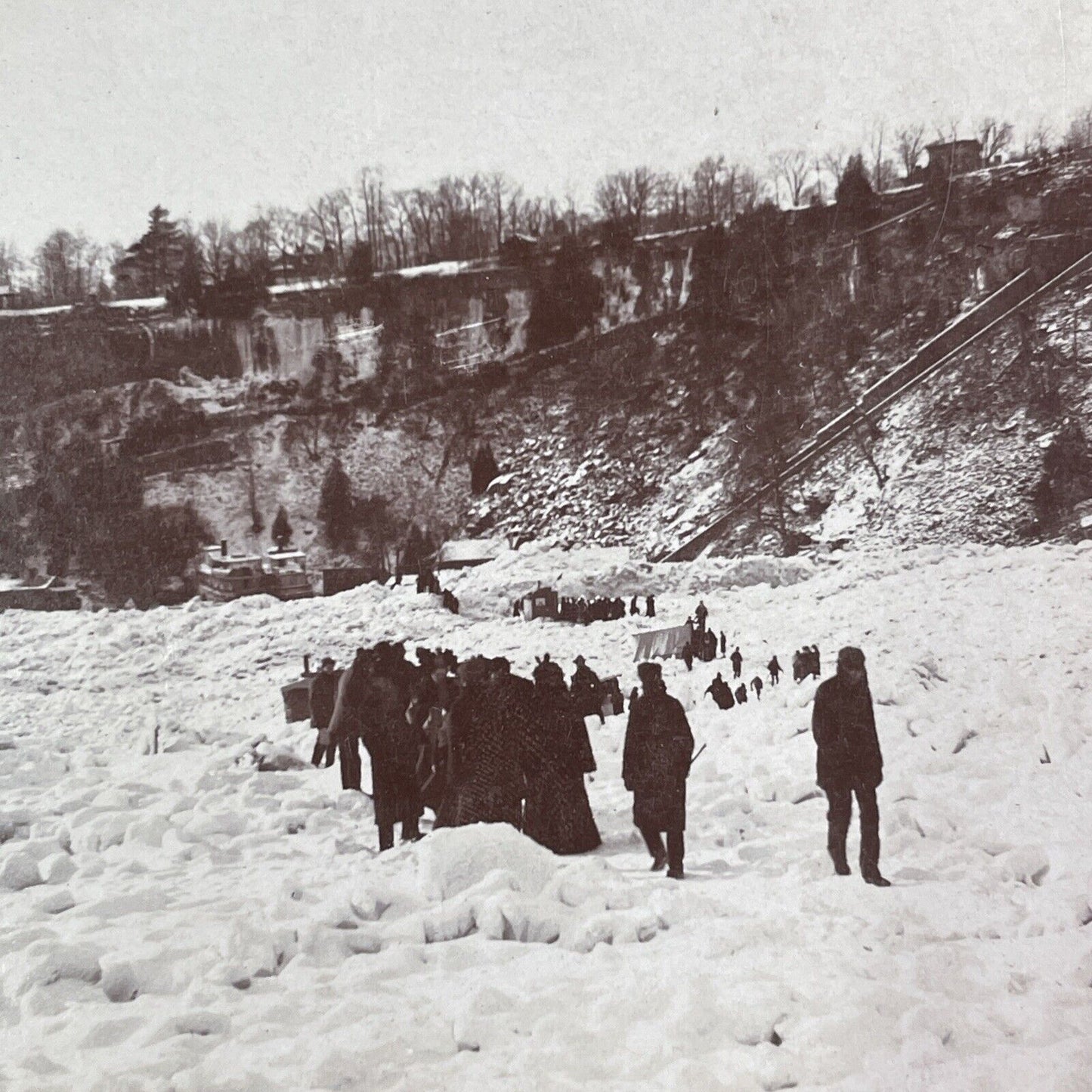 Walking Across the Frozen Niagara River Stereoview Antique c1899 Y1441