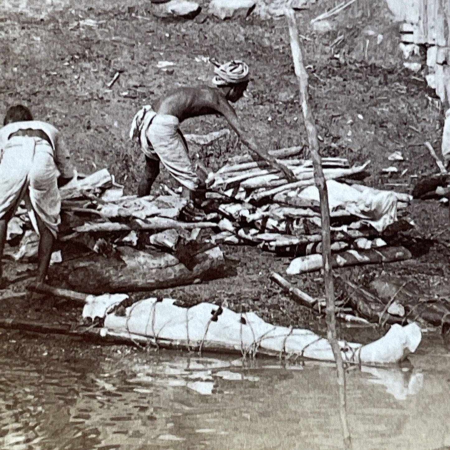 Antique 1903 Hindu Men Washing Dead Bodies In River Stereoview Photo Card P5642