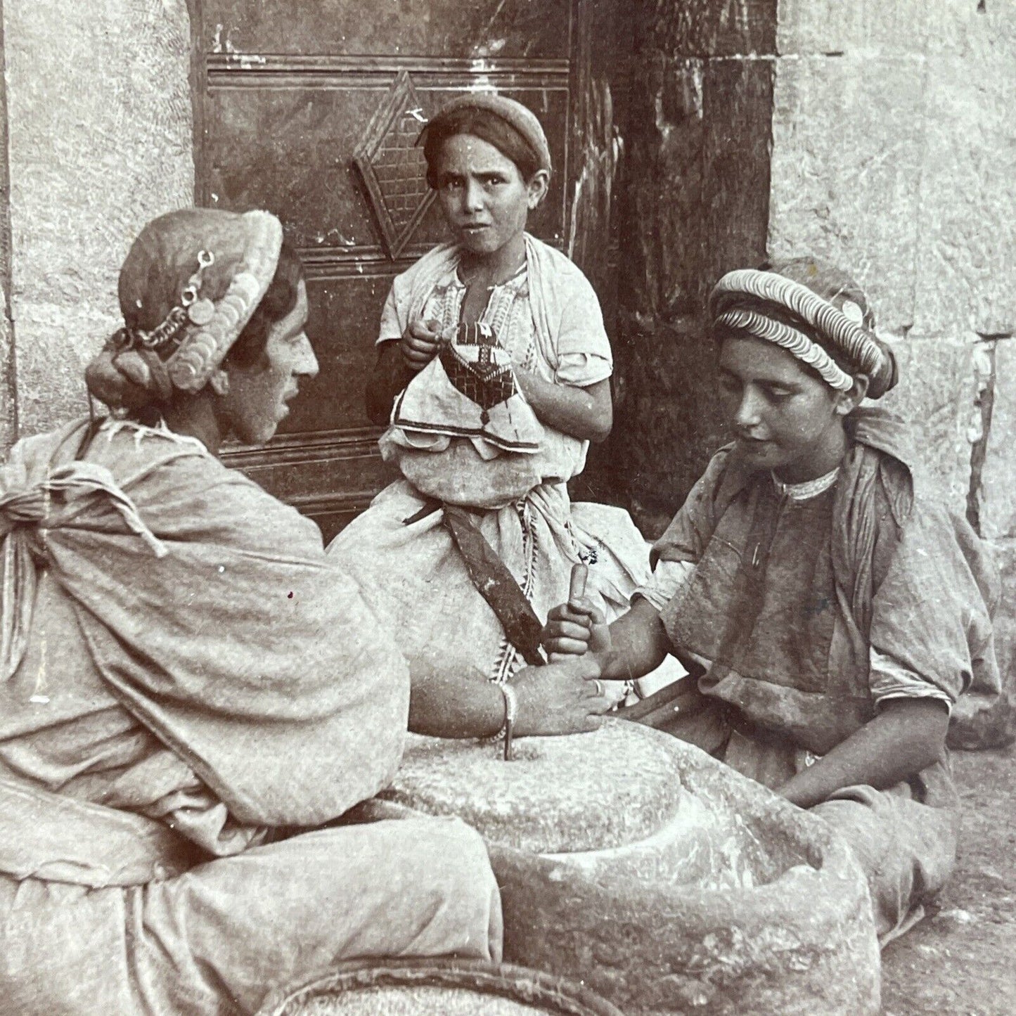 Antique 1900 Muslim Girls Grinding Wheat Palestine Stereoview Photo Card P3875