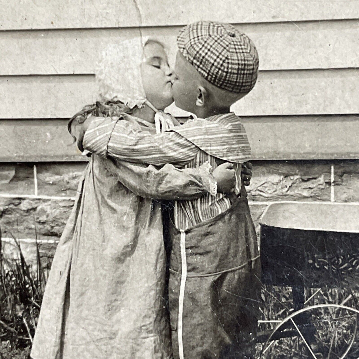 Antique 1901 Boy And Girl Kiss Near Wagon Stereoview Photo Card P4723