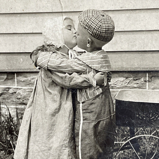 Antique 1901 Boy And Girl Kiss Near Wagon Stereoview Photo Card P4723