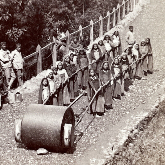 Antique 1903 Women In India Building A Road Stereoview Photo Card P5643