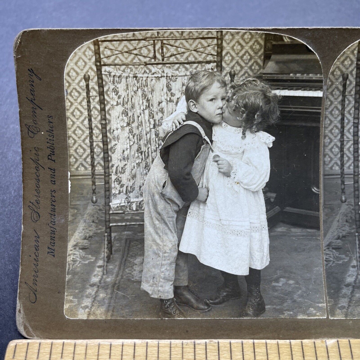 Antique 1901 Children Getting Along In Parlor Stereoview Photo Card P2486