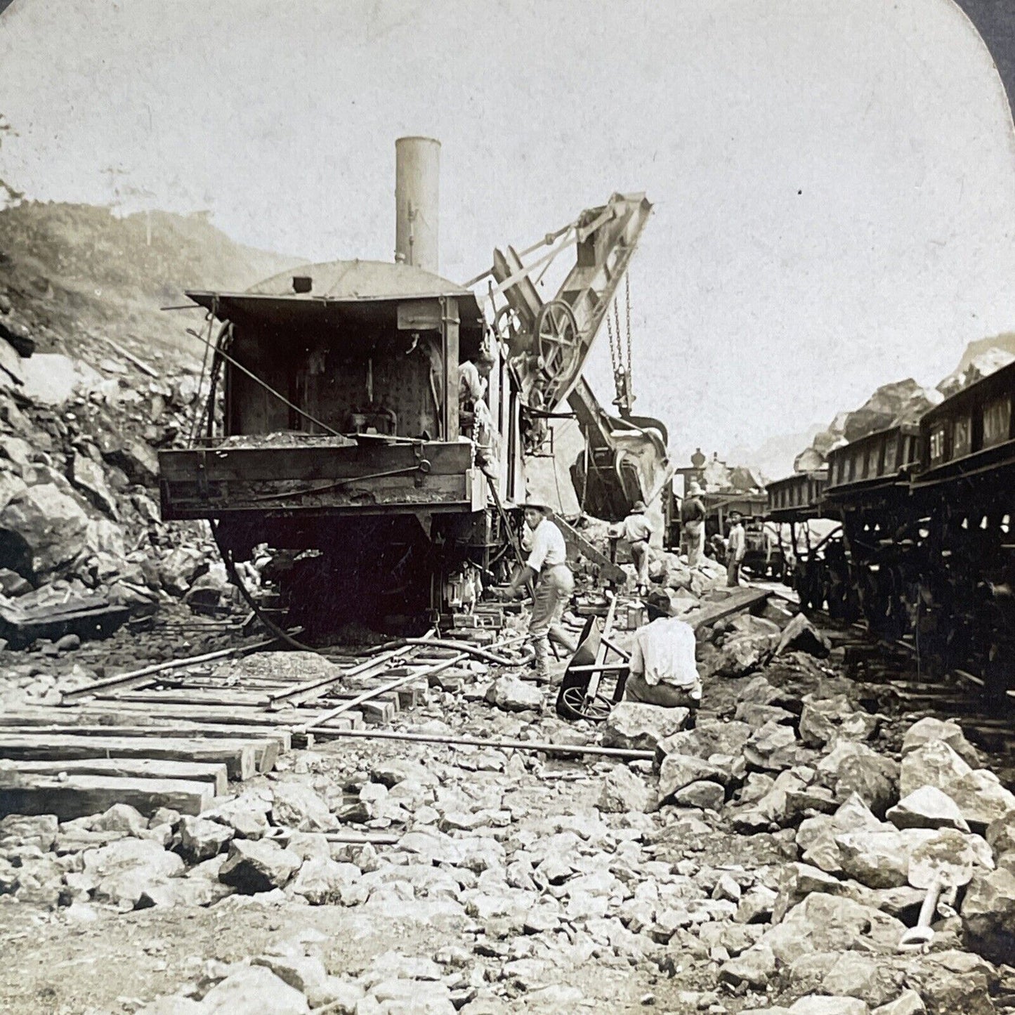 Heavy Duty Excavator Steam Shovel on Tracks Stereoview Antique c1907 Y2805