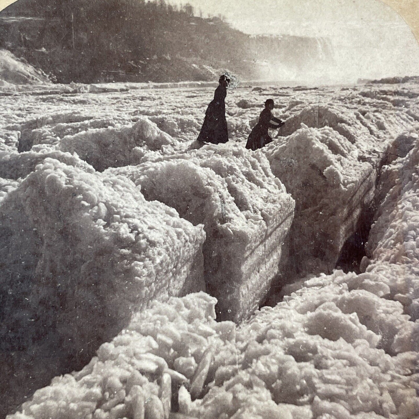 People Crossing Frozen Niagara River Stereoview  Charles Bierstadt c1870s Y1829